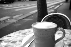 Cappuccino du dimanche matin dans les rues de Paris